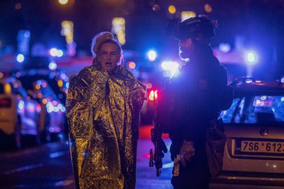 Un policía y una testigo en la escena del crimen en el centro de Praga.