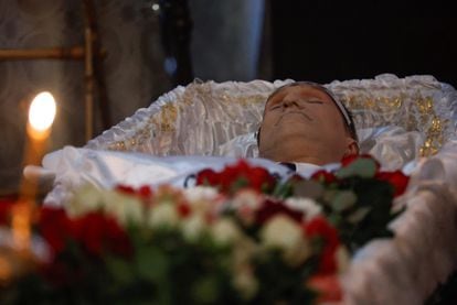 El ataúd con el cuerpo del opositor ruso Alexéi Navalni, durante su funeral en la iglesia Utolí Mayá Pechali de Moscú.