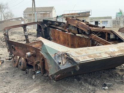 Un tanque T-72 ucranio de fabricación soviética destruido por un misil ruso.