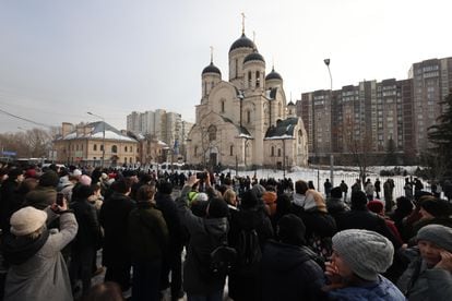 Centenares de personas en los alrededores de la iglesia ortodoxa donde se ha celebrado el funeral por Aléxei Navalni.