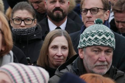 La embajadora de Estados Unidos en Rusia, Lynne Tracy (en el centro), durante el entierro del opositor en Moscú.
