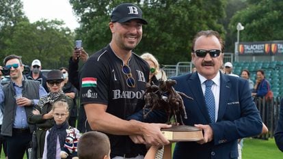El empresario húngaro András Tombor, capitán de un equipo británico de polo, recibe un trofeo en Egham, Surrey, en agosto de 2021.
