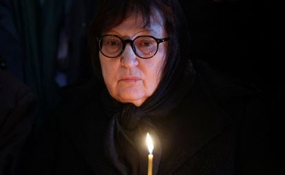 Liudmila Navalnaya, madre del difunto líder de la oposición rusa Alexéi Navalni, asiste al funeral de su hijo este viernes 1 de marzo en la iglesia Utolí Mayá Pechali, de Moscú.